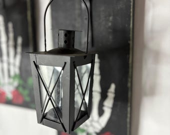 2 faroles colgantes de pared de madera pintados con forma de calavera y rosas