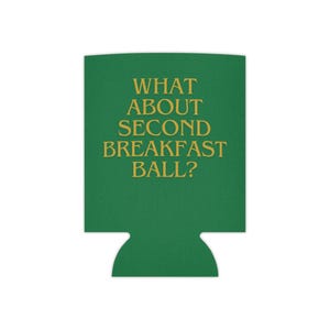 Puede incluir: Un enfriador de latas verde con el texto "WHAT ABOUT SECOND BREAKFAST BALL?" en letras doradas. El enfriador tiene un recorte curvo en la parte inferior. El producto está diseñado para mantener las bebidas frías.