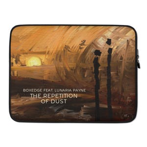 Può includere: Custodia per laptop con un dipinto astratto nei toni caldi dell'arancione, marrone e giallo, con un tramonto stilizzato e due figure verticali scure. Il testo "BOXEDGE FEAT. LUNARIA PAYNE THE REPETITION OF DUST" è visualizzato.