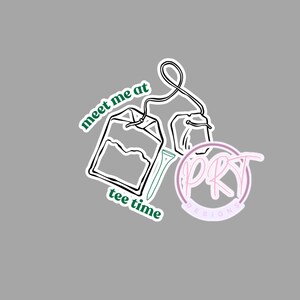 Peut inclure: Autocollant avec deux sachets de th&eacute; avec une ficelle, un tee de golf et le texte "meet me at tee time" en vert et blanc. Un logo rose et blanc est &eacute;galement pr&eacute;sent.