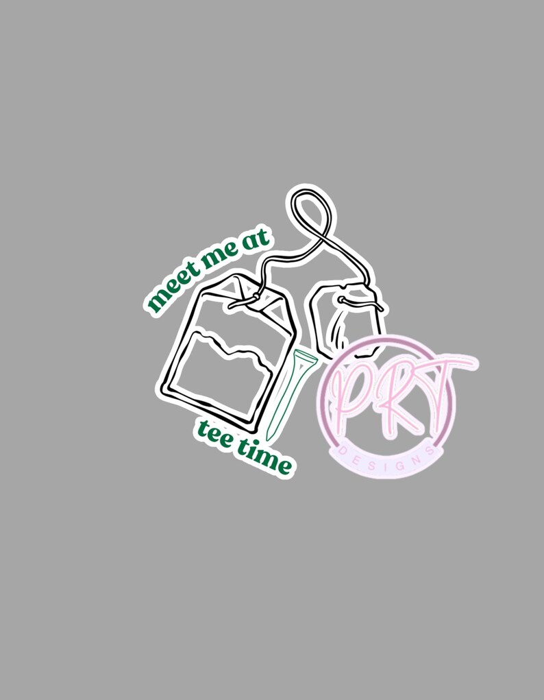 Peut inclure: Autocollant avec deux sachets de th&eacute; avec une ficelle, un tee de golf et le texte "meet me at tee time" en vert et blanc. Un logo rose et blanc est &eacute;galement pr&eacute;sent.
