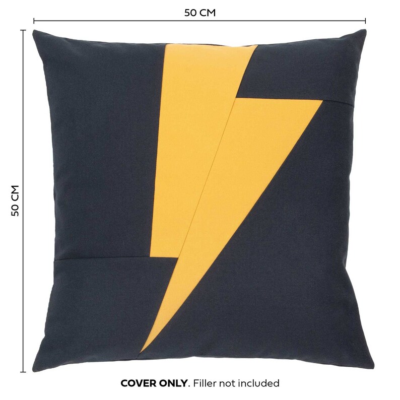 Puede incluir: Una almohada cuadrada de 50 cm con un dise&ntilde;o de rayo amarillo sobre un fondo gris oscuro. "COVER ONLY. Filler not included." est&aacute; impreso debajo de la almohada.