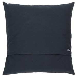 Puede incluir: Una almohada cuadrada de color azul oscuro con una peque&ntilde;a etiqueta negra que dice "walters" en letras blancas.