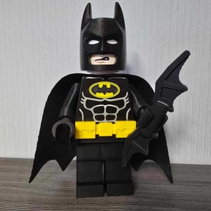 Figura gigante del Cavaliere Oscuro, statua stampata in 3D su larga scala, crociato incappucciato, decorazione per caverna dell'uomo, regalo per fan dei fumetti