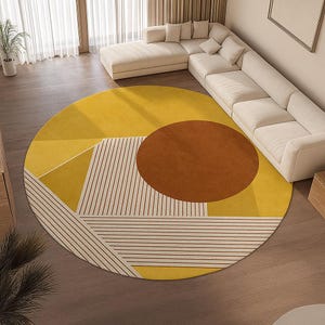 Puede incluir: Una alfombra redonda con un diseño geométrico. La alfombra presenta un gran círculo marrón, formas geométricas amarillas y crema, y rayas crema con líneas marrones. La alfombra está sobre un suelo de madera.