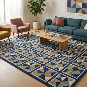 Puede incluir: Una alfombra con un patrón geométrico en un salón. La alfombra presenta un diseño cuadrado repetitivo con triángulos en tonos azules, amarillos y rosas. La habitación incluye un sofá turquesa, sillas y una mesa de centro de madera.