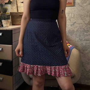 Vintage Womens Cotton Skirt 1970s 4-6 US Navy Blue Small Floral Print Ruffle Country Style