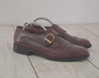 Sapatos vintage Bally em couro bordô com fivela, mocassins brogue fabricados na Suíça.