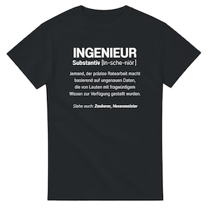 Peut inclure: T-shirt noir avec le mot "INGENIEUR" en lettres blanches. En dessous, une définition en allemand. La définition est suivie de "Siehe auch: Zauberer, Hexenmeister".