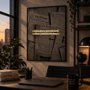 Könnte beinhalten: Ein gerahmtes Wandbild mit einer Collage aus alten Zeitungsausschnitten, darunter The Tribune und The Hindustan Times, mit dem goldenen Textaufdruck: Mistakes are proof that you're trying, in einem schwach beleuchteten Büro.