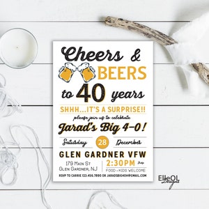 Peut inclure: Une invitation à une fête d'anniversaire blanche et jaune avec le texte "Cheers & Beers to 40 years" et un graphique de deux chopes de bière. L'invitation est pour une fête surprise pour le 40e anniversaire de Jarad le samedi 28 décembre à 14h30 au Glen Gardner VFW. L'adresse est 179 Main St, Glen Gardner, NJ. RSVP à Carrie au 123.456.7890 ou Jarad'sBig40h@gmail.com.