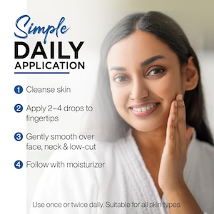 Pu&ograve; includere: Una donna sorride mentre applica la cura della pelle. L'immagine include il testo "Simple DAILY APPLICATION" con passaggi numerati: pulire la pelle, applicare gocce, lisciare su viso, collo e scollatura e seguire con l'idratante. Il testo indica anche che il prodotto &egrave; adatto a tutti i tipi di pelle.