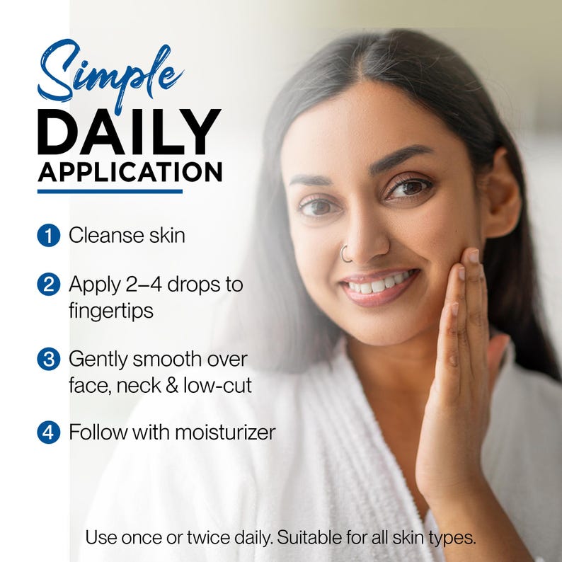 Pu&ograve; includere: Una donna sorride mentre applica la cura della pelle. L'immagine include il testo "Simple DAILY APPLICATION" con passaggi numerati: pulire la pelle, applicare gocce, lisciare su viso, collo e scollatura e seguire con l'idratante. Il testo indica anche che il prodotto &egrave; adatto a tutti i tipi di pelle.