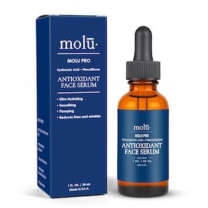 Puede incluir: Un conjunto de productos para el cuidado de la piel con una caja azul oscuro y un frasco de vidrio marrón. Tanto la caja como el frasco muestran la marca "molu" y las palabras "Antioxidant Face Serum". El frasco tiene un cuentagotas y una etiqueta azul oscuro.