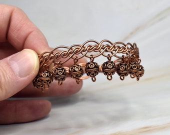 Pulsera con dijes de cobre