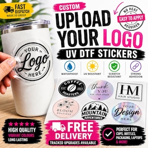 Puede incluir: Un vaso de acero inoxidable blanco con una pegatina circular transparente que muestra el texto Your Logo Here, junto a una hoja de pegatinas con varios diseños de logotipos personalizados como Coffee Roasters y Bloom Boutique.