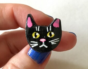 Black Feral Cat face, slightly grumpy, small lapel pin
