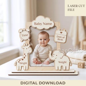 Pode incluir: Uma moldura de madeira clara com uma abertura retangular central para uma fotografia. A moldura é decorada com formas cortadas a laser, incluindo uma girafa, um elefante, um relógio e um calendário. O texto inclui Baby Name, Time, Date of Birth, Height e Weight.