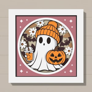 Può includere: Una stampa artistica incorniciata a tema Halloween. L'opera presenta un fantasma dei cartoni animati con un berretto arancione, che tiene in mano una zucca e una bevanda. Lo sfondo include pipistrelli, fiori e una combinazione di colori rosa e marrone.