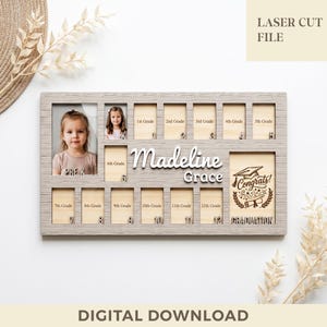 Könnte beinhalten: Ein Holzfotorahmen mit Fächern für Schulfotos vom Kindergarten bis zur 12. Klasse. Der Rahmen enthält den Namen "Madeline Grace" und das Wort "Graduation" mit einer Abschlusskappe. Der Text "LASER CUT FILE" und "DIGITAL DOWNLOAD" sind ebenfalls vorhanden.