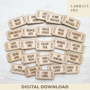 Pode incluir: Bilhetes de madeira cortados a laser com ideias para encontros, como "Noite de Cinema" e "Banho de Bolhas". Os bilhetes são castanhos claros e apresentam o texto "LASER CUT FILE" e "DIGITAL DOWNLOAD".