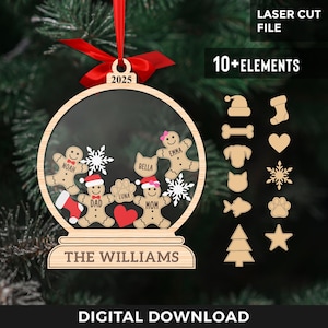Può includere: Un ornamento natalizio in legno con un centro trasparente, con omini di pan di zenzero con nomi e un cognome. Include elementi aggiuntivi tagliati al laser come un albero, una stella e un'impronta di zampa. L'ornamento è sospeso da un nastro e un fiocco rossi, con l'anno 2025.