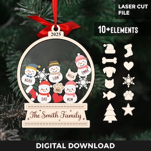 Op de afbeelding: Een houten kerstornament met een helder midden, met sneeuwmannen met familienamen. Het ornament bevat de tekst "2025" en "The Smith Family". Extra lasergesneden elementen zijn inbegrepen, zoals een hondenbot en kerstboom.