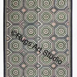 Könnte beinhalten: Rechteckiger Teppich mit geometrischem Muster aus grünen, beigen und grauen Achtecken. Er hat einen dunklen Rand und Fransen an den Kanten. Der Text "RugsArt Studio" ist auf dem Teppich zu sehen.
