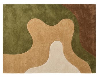 Può includere: Un tappeto rettangolare con una consistenza trapuntata e un motivo astratto di forme organiche e fluide. Il design incorpora una tavolozza di colori verde oliva, marrone scuro, marrone chiaro e crema, disposti in ampie sezioni curve incastrate.