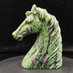 Sculpture buste de cheval zoisite rubis - Art animalier de pierres précieuses sculptées à la main - Tête de cheval en cristal pour décoration d&#39;intérieur, cadeau et guérison, sculptures en rubis