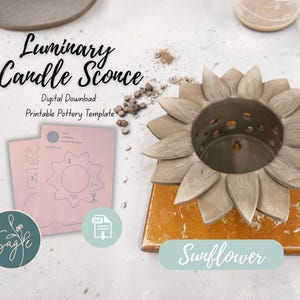 Puede incluir: Un candelero de cerámica con forma de girasol con una plantilla de cerámica imprimible para descargar digitalmente. El candelero es de color marrón claro con un diseño de girasol. La plantilla es rosa con un contorno de girasol.