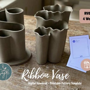 Könnte beinhalten: Handgefertigte graue Keramikvasen mit einzigartigen, bandartigen Designs. Das Bild zeigt eine Vase mit zwei Mulden und eine weitere mit vier Mulden. Der Text auf dem Bild lautet "Ribbon Vase" und "Digital Download - Printable Pottery Template".