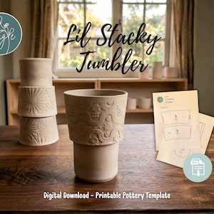 Può includere: Un download digitale per un modello di ceramica stampabile intitolato Lil Stacky Tumbler. L'immagine mostra tre bicchieri in ceramica non smaltata con motivi in rilievo e un set di modelli in carta stampata con diagrammi etichettati con la lettera A.