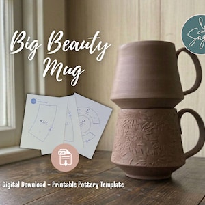 Könnte beinhalten: Zwei gestapelte braune Keramikbecher, einer mit floralem Muster, der andere schlicht. Der Text "Big Beauty Mug" befindet sich über einem Stapel druckbarer Keramikvorlagen. Ein Symbol für den digitalen Download ist sichtbar.