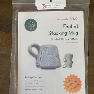 Könnte beinhalten: Eine Verpackung mit einer Vorlage für einen Fußbecher. Das Cover zeigt eine graue Becherillustration mit floralen Details und dem Text "Footed Stacking Mug". Enthält einen digitalen Download und Anweisungen. Die Verpackung ist in einer transparenten Plastiktüte versiegelt.