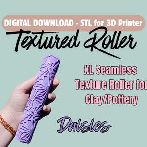 Puede incluir: Rodillo texturizado morado con diseño de margaritas, para arcilla y cerámica. El texto en la imagen dice "Textured Roller" y "Daisies".