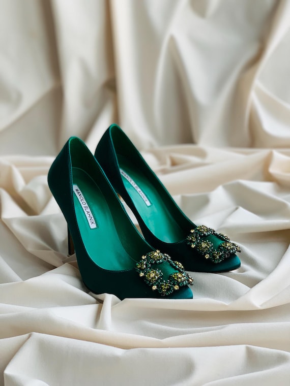 Manolo Blahnik エスメラルダ　サマーハイヒール　カスタニール　40 Vintage Manolo Blahnik Emerald Satin Crystal Buckle Heels – Iconic