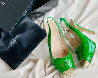 Zapatos de tacón Escada Vintage de charol verde con caja original – Zapatos de diseño de los años 2000