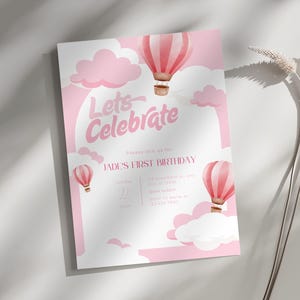 Convite de primeiro aniversário com balão de ar quente rosa – Convite para festa de aniversário de menina para imprimir – Vamos celebrar o tema Jade