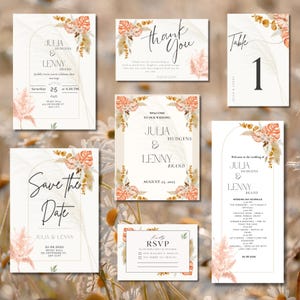 Puede incluir: Un conjunto de papelería de boda con un diseño floral en tonos melocotón y beige. El conjunto incluye invitaciones, tarjetas RSVP, un número de mesa y una tarjeta de agradecimiento. El texto incluye los nombres "Julia & Lenny" y detalles de la boda.
