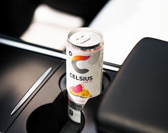 Tesla Modell Y Slim Dosenhalter | Passend für 12oz Celsius, Red Bull & More | Getränkehalter einsetzen