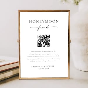 Könnte beinhalten: Ein gerahmtes Schild mit den Worten "HONEYMOON fund" in eleganter Schrift. Darunter befindet sich ein QR-Code und Text, der die Gäste einlädt, zu einem Flitterwochenfonds beizutragen. Das Schild befindet sich in einem goldenen Rahmen, mit den Namen Samuel und Sophie und dem Datum 5. August 2028.
