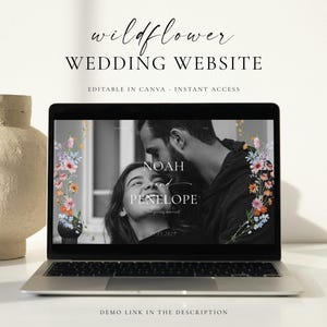 Könnte beinhalten: Ein Laptop zeigt ein Hochzeitswebsite-Design mit dem Text "wildflower WEDDING WEBSITE". Der Bildschirm zeigt ein Schwarz-Weiß-Foto eines Paares mit floralen Akzenten. Links befindet sich eine beige Vase.