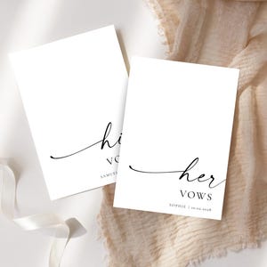 Pode incluir: Dois cartões brancos com texto de caligrafia preta. Um cartão diz "seus votos" e o outro "seus votos". Os cartões estão em uma superfície branca com uma fita branca e tecido bege.