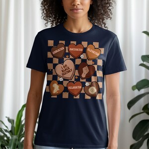 Schwarze Geschichts-T-Shirt, Erzogenes Motiviertes Erhöhtes T-Shirt, Melaniertes Afrikanisches Stolz-Shirt, Ermächtigendes Frauen-T-Stück, Starkes Faust-Herz-Shirt