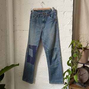 Jeansy Wrangler z lat 60. XX wieku w stylu vintage: patchworkowe, z naprawami w stylu farmhouse, proste nogawki (pas 28 cali)