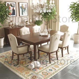 Könnte beinhalten: Ein Esszimmer mit einem dunklen Holztisch und sechs gepolsterten Stühlen. Über dem Tisch hängt ein Kristall-Kronleuchter, und darunter liegt ein gemusterter Teppich. Kunstwerke und ein Buffet sind im Hintergrund zu sehen.