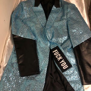 Puede incluir: Un juego de tres tazas de cerámica con un acabado mate moteado. Las tazas son de color crema, gris claro y gris oscuro. Cada taza tiene un diseño simple y minimalista, ideal para café o té.