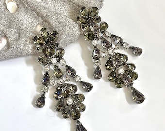 Pendientes colgantes de araña vintage Hattie Carnegie, con topacio ahumado y diamantes de imitación transparentes.