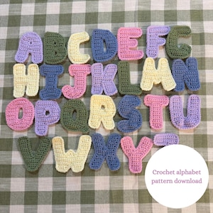 Puede incluir: Un conjunto de letras del alfabeto de ganchillo en colores pastel, incluyendo rosa, azul, verde, amarillo y morado. Las letras están dispuestas sobre un fondo a cuadros. La imagen incluye el texto "Crochet alphabet pattern download".